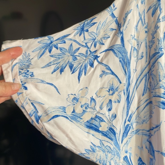 H&M Off White & Blue Floral China Print
Belted Midi Kaftan Dress - Picture 5 of 9